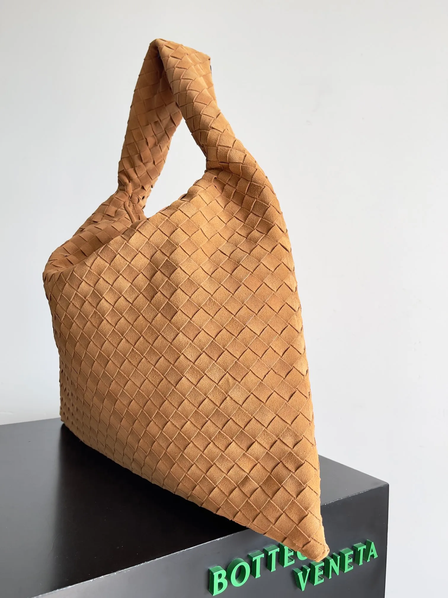 Batch 2160 Recently, I seem to be obsessed with this bag from BV~ The new Hop is really not too beautiful. The whole bag has no seams. The bag body and handles are made of one piece of leather. It embodies the style and essence of Bottega Veneta. It truly represents craftsmanship and creativity. The large size has a very loose and lazy upper body. Big bag lovers will definitely not regret buying it. Style number: 763970 Size: 53*24*13